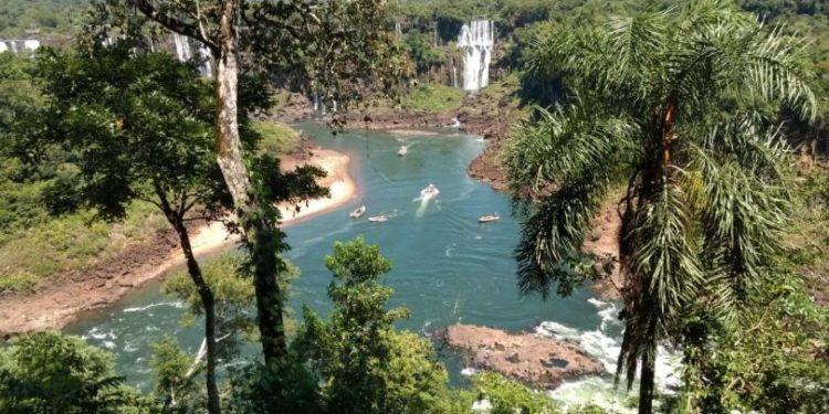 Las Cataratas del Iguazú con otro atractivo de muy poco caudal 1 2024