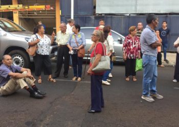 Corte de jubilados frente al Banco Columbia 17 2024