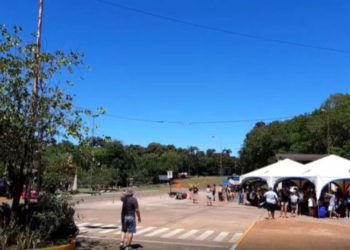 Coronavirus: los argentinos que vuelven al país por Puerto Iguazú se manifiestan e insultan porque no tienen micros para viajar a Buenos Aires 1 2024