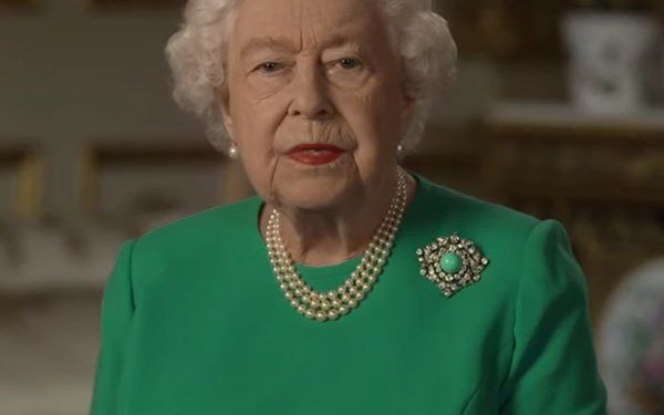 La reina de Inglaterra se pone un traje verde croma e Internet hace su magia. 1 2024