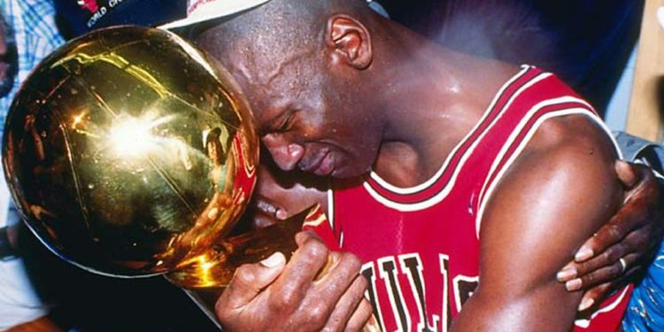 La razón por la que se fue Michael Jordan y se disolvió el plantel de los Chicago Bulls salen a la luz las memorias de Jerry Krause 1 2024