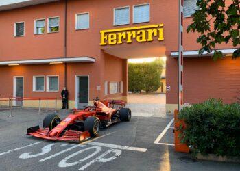 La estrella de Ferrari manejó por las calles de Maranello y sorprendió al pueblo: “Lo siento si los desperté esta mañana, sólo iba a trabajar 16 2024