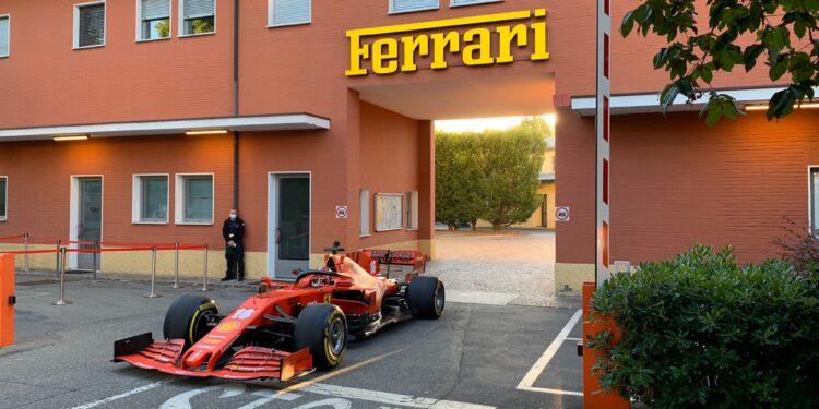 La estrella de Ferrari manejó por las calles de Maranello y sorprendió al pueblo: “Lo siento si los desperté esta mañana, sólo iba a trabajar 1 2024