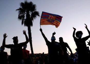 Tensión en Barcelona: fanáticos invadieron el Camp Nou para pedir que Messi se quede y repudiar a Bartomeu 15 2024