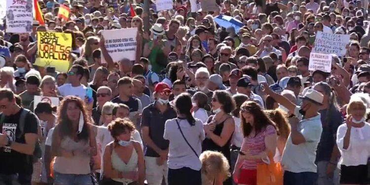 Miles de madrileños protestaron horas antes de las nuevas restricciones por el coronavirus 1 2024