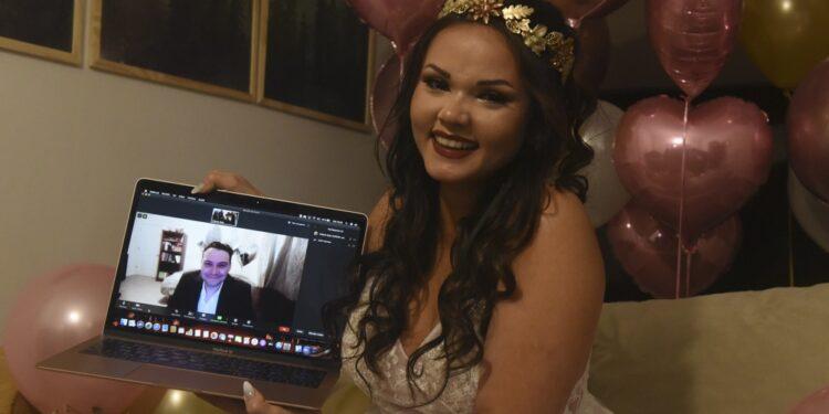 Ella en Rosario y él en EE.UU. dieron el sí en la primera boda virtual binacional por la pandemia 1 2024