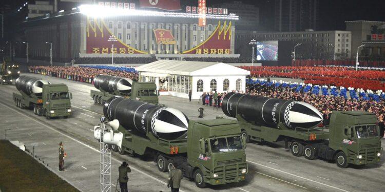 Pyongyang mostró dos misiles en un enorme desfile militar 1 2024