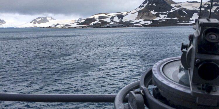 Navegando entre "escombros de hielo", evacuaron a un soldado herido en la Antártida 1 2024
