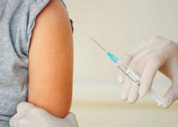 Las personas vacunadas contra el COVID-19 no transmiten el virus ni se enferman, según la directora de los CDC de Estados Unidos 13 2024