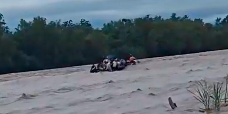 Buscan a niños y adultos desaparecidos en un gomón que se averió cruzando el río Bermejo 1 2024