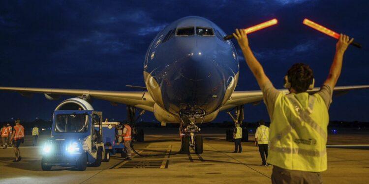 Llega esta tarde otro avión de Aerolíneas Argentinas con vacunas Sputnik V 1 2024