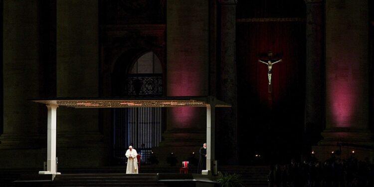 El Papa presidió en la Plaza San Pedro un Vía Crucis escrito por niños y jóvenes 1 2024