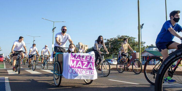 100% coherencia: Entre bicis, rollers y monopatines Malena Mazal cerró su campaña en la costanera 1 2024