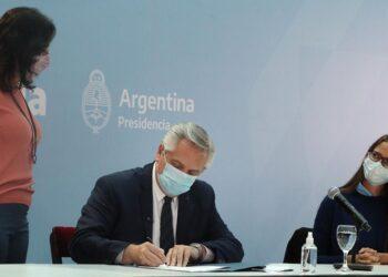El Presidente, al promulgar la ley laboral travesti-trans: “La mejor Argentina es la que da derechos” 5 2024