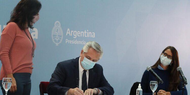 El Presidente, al promulgar la ley laboral travesti-trans: “La mejor Argentina es la que da derechos” 1 2024