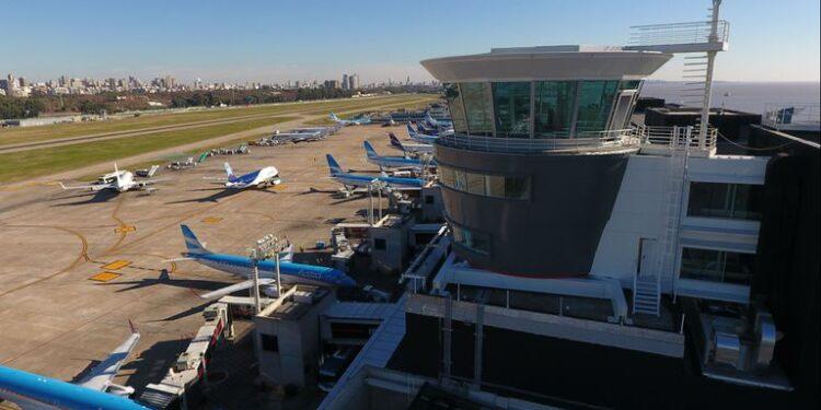 Controladores aéreos convocaron un paro y suspendieron vuelos 1 2024