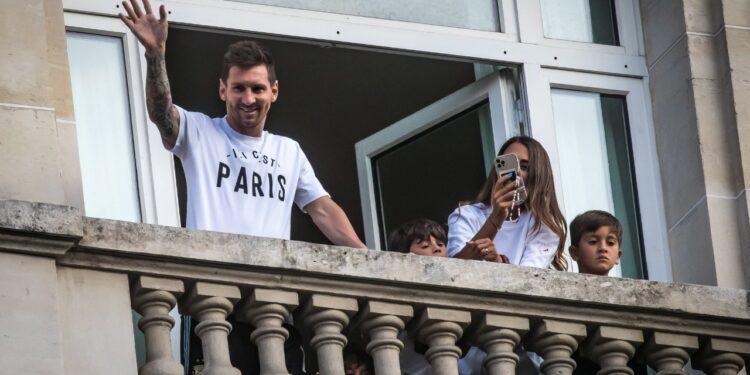 El minuto a minuto de la revolución de Lionel Messi en París: su paso por el estadio del PSG y el saludo a los hinchas 1 2024