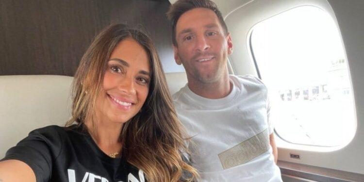 Messi viaja de Barcelona a París para firmar con el PSG 1 2024