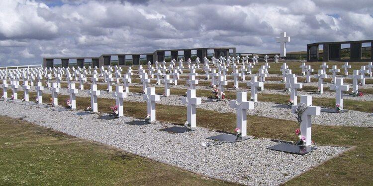Malvinas | Identificaron los restos de cinco soldados argentinos en el cementerio de Darwin 1 2024