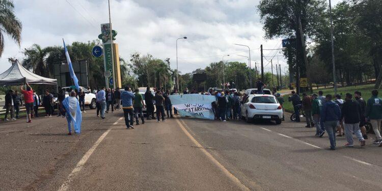 Vecinos de Iguazú cortan la ruta 12 exigiendo la reapertura del Tancredo Neves 1 2024