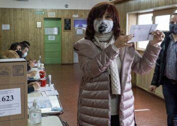 Cristina votó en Río Gallegos y viaja a Buenos Aires para sumarse al bunker del FdT 1 2024