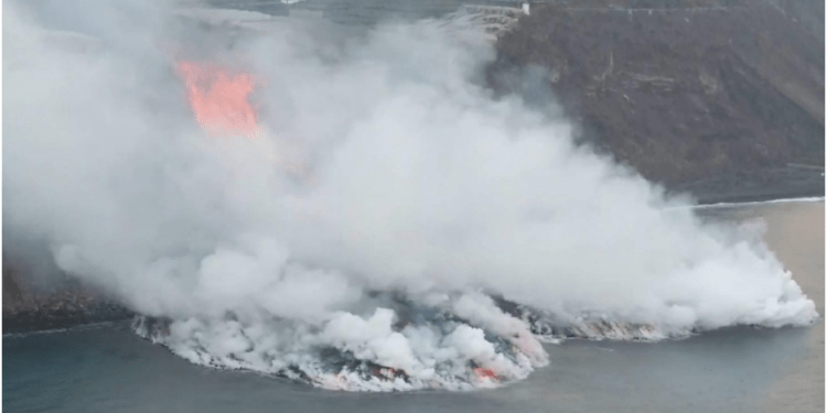 Volcán en La Palma: las impactantes imágenes de la llegada de la lava al mar 1 2024