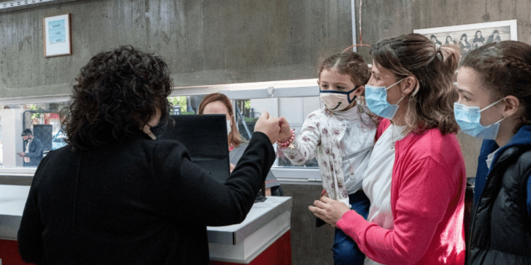 Más de 100.000 niñas y niños recibieron la primera dosis de vacuna contra COVID-19 en 24 horas 1 2024