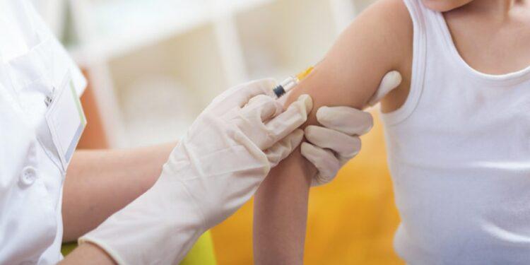 Infectólogo destaca vacunación en niños, insistir con adolescentes y avisa: “En unos años este virus será como una gripe” 1 2024