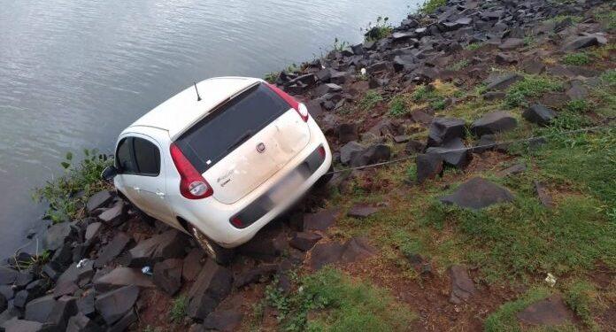 Automóvil despistó en el puente del acceso oeste de Posadas y casi cayó al arroyo Mártires 1 2024