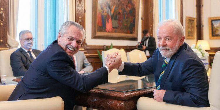 El Presidente llegó caminando a la Casa Rosada y luego recibió a Lula en la explanada 1 2024