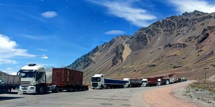 Preocupación por los tres mil camiones varados en la frontera con Chile 1 2024