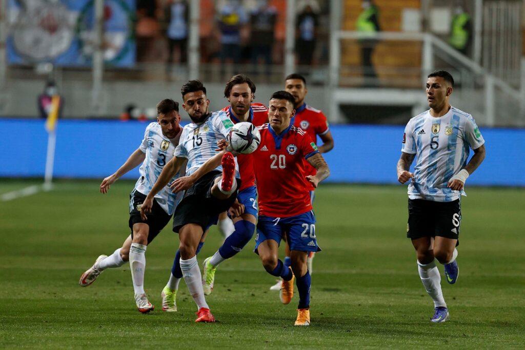 Argentina luchó hasta el cansancio y derrotó a Chile que tiene un pie afuera de Qatar 3 2024