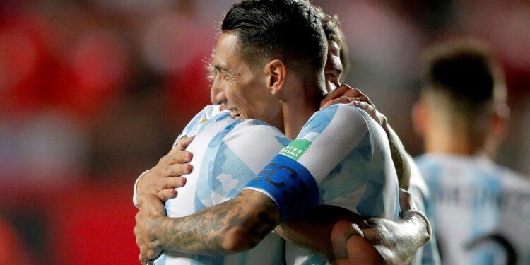 Cómo quedó la tabla de posiciones de las Eliminatorias: Argentina acecha a Brasil y Chile y Paraguay se alejan del Mundial de Qatar 2022 1 2024
