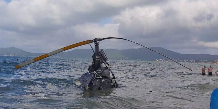 Cayó un helicóptero con turistas en una playa de Florianópolis 1 2024