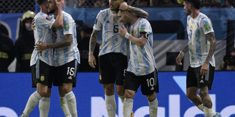 Argentina goleó 3-0 a Venezuela y afianzó su idilio con el público, en la despedida como local en las Eliminatorias 1 2024