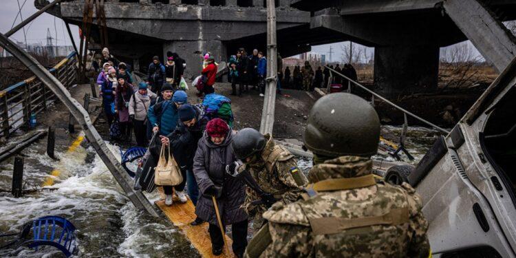 Civiles huyen de ciudades de Ucrania por corredores humanitarios durante tregua de Rusia 1 2024