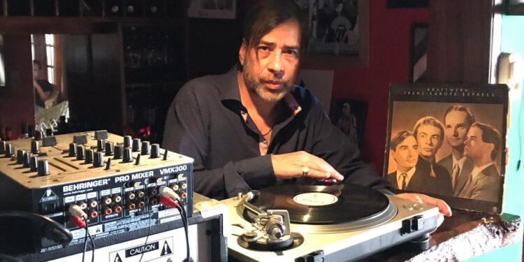 DJ Tis: 'De chico cuando mi papá iba a comprarse discos me colgaba escuchando a Kraftwerk o Giorgio Moroder' 1 2024