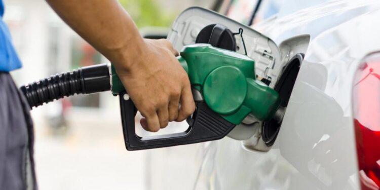 Naftas: las petroleras adelantaron una semana la suba del 4,5% de julio 1 2023