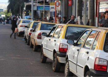 Los taxistas se acomodan al cierre del aeropuerto y hacen números por los altos costos de mantención del vehículo 15 2024