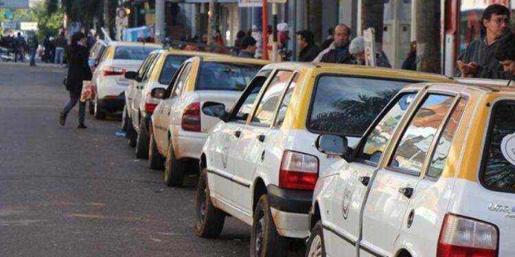 Los taxistas se acomodan al cierre del aeropuerto y hacen números por los altos costos de mantención del vehículo 1 2024