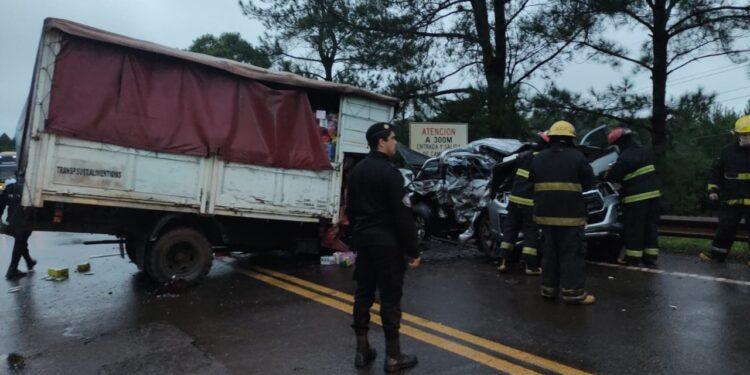 Choque mortal: fallecieron dos hombres al colisionar una camioneta y un camión de reparto 1 2024