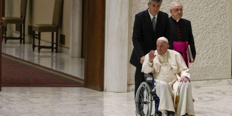 Francisco empezó a usar silla de ruedas para acelerar la recuperación de la rodilla derecha 1 2024