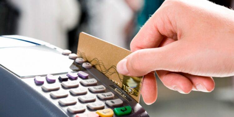 Golpe al consumo: el costo de financiarse con la tarjeta de crédito vuelve a subir y llegará al 125% 1 2024
