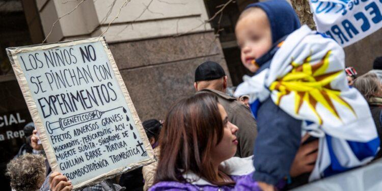 Uruguay: un juez suspendió la vacunación anticovid en menores de 13 años 1 2024