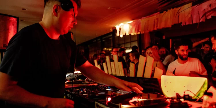 Der Tanz ilusiona: La presencia del DJ Andrey Pushkarev abrió la puerta del reencuentro 1 2024