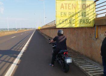 Motociclistas advirtieron sobre peligrosidad de un cartel en acceso Sur y al día siguiente llegó la solución 19 2024