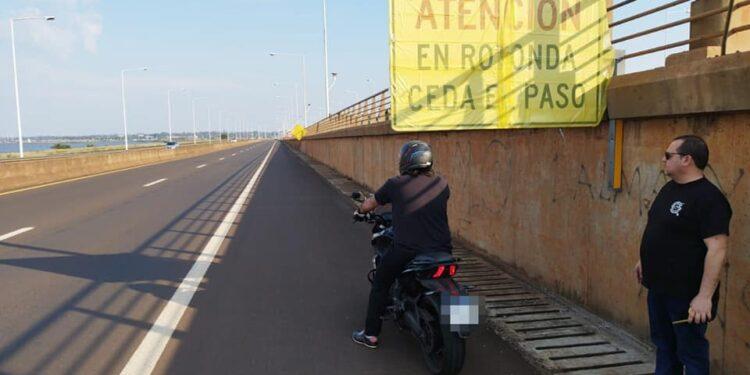 Motociclistas advirtieron sobre peligrosidad de un cartel en acceso Sur y al día siguiente llegó la solución 1 2024
