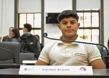 Luciano Acosta: "Ser parte del 'Parlamento Estudiantil' me agarró de sorpresa hasta que fui, vi, escuché y me gustó" 15 2024