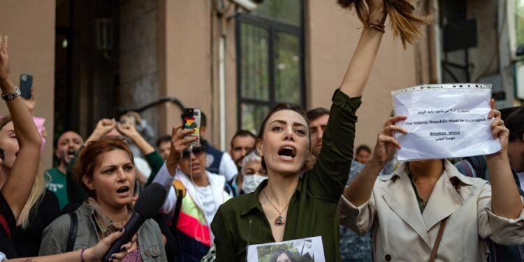 Suben a 35 los muertos en Irán por las protestas por la muerte de una joven 1 2024