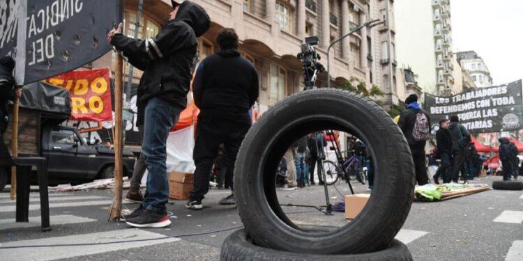 El Gobierno habilitará importaciones de neumáticos si este miércoles no se resuelve el conflicto sindical 1 2024
